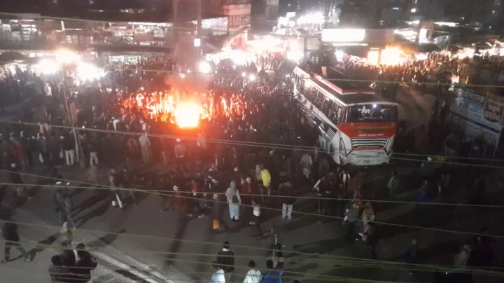 বরিশালে ভাড়া নিয়ে শ্রমিক-শিক্ষার্থী সংঘর্ষ, সব রুটে বাস বন্ধ